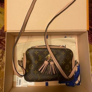 Authentic LV Monogram canvas and smooth
calfskin combine in the Saintonge